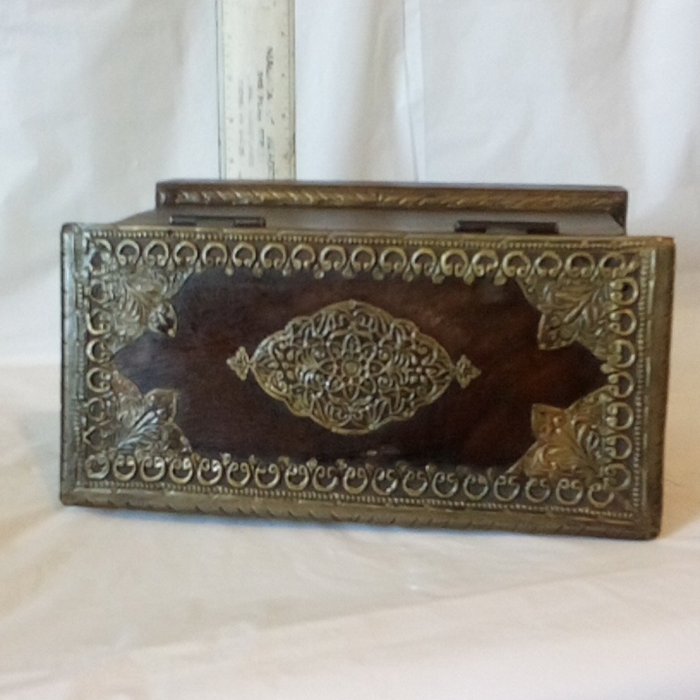 jewelry or trinket Box of ornate brass & hardwood from Cambodia - Picture 4 of 9